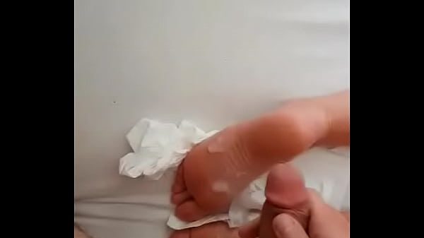 Girlfriends feet, first time i have cum on feet